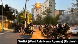 2022年9月19日,伊朗警察抵达抗议德黑兰现场准备驱散示威者。他们抗议阿米尼被“道德警察”抓捕之后死亡。