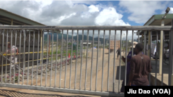 所罗门群岛的金岭金矿公司采矿场地和公司营地的入口处。(美国之音久岛拍摄)