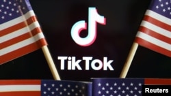 资料照:TikTok标志和美国国旗。