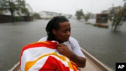 Nạn nhân bão Harvey được giải cứu bằng thuyền