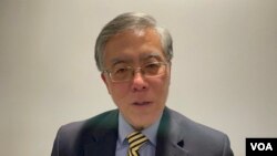 美国艾德非大学文理学院院长及政治学教授王维正2022年11月15日在乔治华盛顿大学接受美国之音采访(美国之音锺辰芳拍摄）