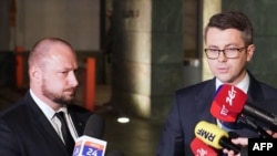 波兰国家安全办公室主任西维拉(左)和波兰政府发言人在华沙安全办公室会议之后发表声明(2022年11月15日)