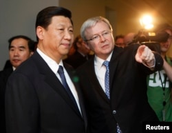 资料照:时任澳大利亚总理的陆克文(Kevin Rudd)在堪培拉议会接待到访的时任中国国家副主席的习近平。(2010年6月20日)
