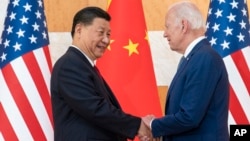 2022年11月14日印度尼西亚巴厘岛举行的G20峰会期间,拜登(右)和中国国家主席习近平在会晤前握手