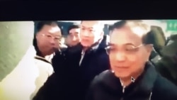 2018年2月12日,中国总理李克强在吉林省白城市镇赉县被访民王喜贵拦住诉冤(视频截图)
