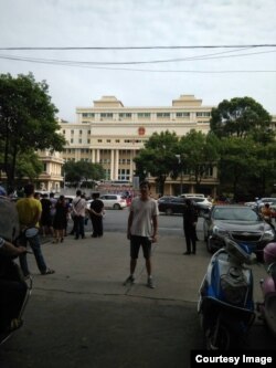 2017年8月11日,岳阳中院外部分声援者围观李明哲、彭宇华颠覆案庭审。(网友提供)