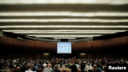 世卫组织的代表们在日内瓦联合国机构里在观看介绍阻止非洲埃博拉疫情蔓延的幻灯片。(2018年5月23日)