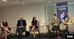 中国问题专家沈大伟(右一)和黎安友(左二)在星期四的讨论会上(美国之音莫雨拍摄)