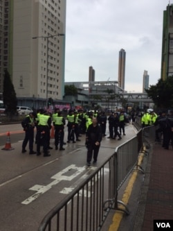 警察现场严阵以待 (美国之音记者申华拍摄)