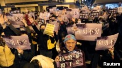 香港抗议者星期五(12月20日)在一所拘留中心外进行抗议。