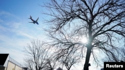 一架配备雷达高度表的西南航空公司客机在离地面500英尺高度飞行,准备在纽约拉瓜迪亚机场着陆。(2022年1月6日)