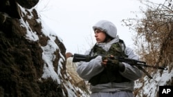 在乌克兰东部卢甘斯克地区亲俄武装控制的地带,一名军人站在前线附近的战壕内。(2022年1月25日)