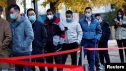 2022年11月15日中国北京朝阳区一个新冠检测处的情景。(路透社)