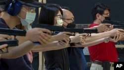 资料照:台湾新北市市民参加极光训练公司组织的气枪枪击训练课程。(2022年6月21日)