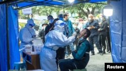 成都市民做核酸检测(资料照:2021年11月)