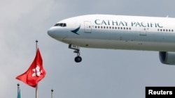 资料照:一架国泰航空公司的波音飞机降落在香港国际机场。(2019年8月14日)