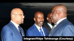 Vidye Tshimanga (G), mopesi toli ya lokumu ya mokoniz ya mboka Félix Tshisekedi na mambi ma mayele, na mokonzi ya mboka Félix Tshisekedi na Kinhsasa, RDC, 2 aout 2019. Instagram Vidye Tshimanga)