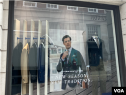 伦敦某高级成衣店的海报,上面写着“New Season. New Tradition.” (新的季节,新的传统)
