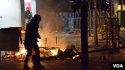旺角冲突有示威者隔着火堆及障碍物与防暴警察对峙(美国之音汤惠芸)。