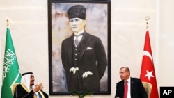 2016年4月11日,土耳其总统埃尔多安(右)与沙特国王萨尔曼在安卡拉的埃森博阿机场讲话。