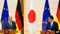 4月28日, 德国总理朔尔茨(左))和日本首相岸田文雄在东京的记者会上.