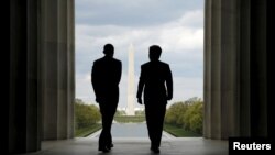 2015年4月27日美国总统奥巴马(左)与日本首相安倍晋三访问面对华盛顿纪念碑的林肯纪念堂