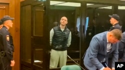 前记者萨夫罗诺夫在莫斯科市法庭参加出席审判(2022年9月5日)