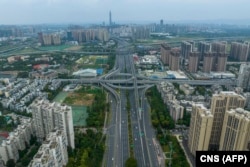 鸟瞰中国四川成都市因疫情封城后空荡荡的街道。(2022年9月1日)