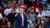 Mantan Presiden AS Donald Trump berbicara dalam sebuah kampanye di mana ia menyampaikan dukungan kepada kandidat Doug Mastriano untuk menjadi Gubernur Pennsylvania, di Mohegan Sun Arena, Wilkes-Barre, Pennsylvania, pada 5 September 2022. (Foto: AFP/Ed Jones)