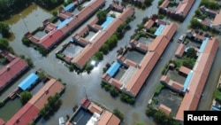 空中拍摄的中国山东省寿光县一个村庄被洪水所淹的情况。（2018年8月24日）