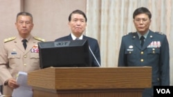 台湾国防部长高广圻(中)等官员在立法院接受质询(美国之音 张永泰拍摄 )