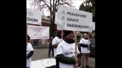 人权活动人士在中国驻布拉格使馆前举行抗议   人权活动人士在中国驻布拉格使馆前举行抗议