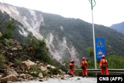 中国救援人员在四川泸定地震灾区救援灾民时道路被山体坍塌堵塞。(2022年9月6日)