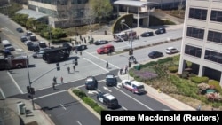 警方赶往YouTube总部枪击案现场。(2018年4月3日)