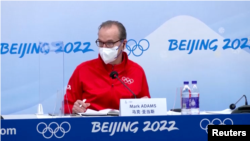 国际奥委会发言人马克·亚当斯(Mark Adam)在北京见记者(路透社2022年2月7日)