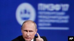 俄罗斯总统普京在圣彼得堡举行的国际经济论坛上讲话。(2017年6月2日)