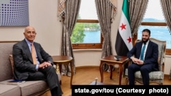 美国驻土耳其大使兼叙利亚问题特使汤姆·巴拉克(左)星期四在伊斯坦布尔会见了叙利亚总统艾哈迈德·沙拉。巴拉克还在美国驻叙利亚首都大马士革大使官邸升起了一面国旗。