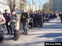 人们手持蜡烛和鲜花,排起长队等待宣读遇难者的姓名 (美国之音白桦拍摄)