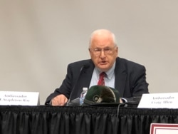 资料照片:前美国驻中国大使芮效俭参加美中政策基金会座谈会。(2020年3月4日)