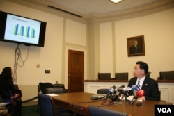 吴钊燮说明台湾地方选举结果(美国之音 钟辰芳拍摄)