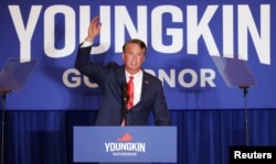 资料照:弗吉尼亚州共和党籍州长格伦·杨金(Glenn Youngkin)在竞选集会上。(2021年11月3日)