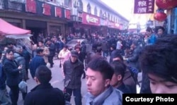 砍人事件发生的现场围观民众众多(网友新芙蓉后微博图片)