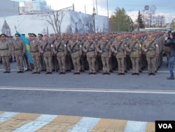 5月4日,哈萨克斯坦军队等待进入莫斯科红场 (美国之音白桦拍摄)