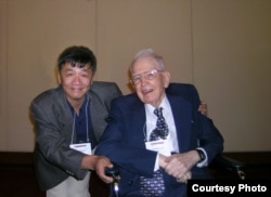 2008年,中国自由派民间智库北京天则经济研究所所长盛洪教授和美国芝加哥大学教授科斯(盛洪推特图片)