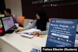 Seorang pegawai di kantor pelayanan pajak di Jakarta, 23 Februari 2017. (Foto: Fatima Elkarim/Reuters)