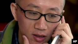 2013年4月,胡佳打电话