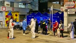 油麻地碧街突袭封锁区内的居民排队接受强制新冠肺炎病毒检测,港府公布封区11小时,约有330名居民接受检测,找到一宗确诊个案,阳性比率0.3%。 (美国之音/汤惠芸)