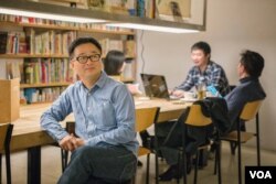 台湾民进党前政治人物罗文嘉在自己开办的水牛书店内。(美国之音记者方正拍摄)