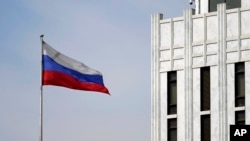 俄罗斯驻华盛顿大使馆前飘扬的俄罗斯国旗。(2021年4月15日)