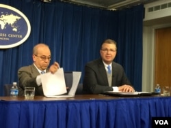 康达和拉塞尔在吹风会上(美国之音莉雅拍摄)